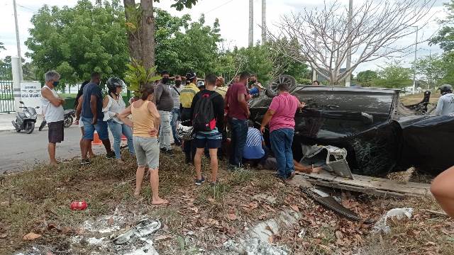 Duas pessoas ficam feridas após carro bater em poste e capotar; acidente aconteceu na Avenida Noide Cerqueira