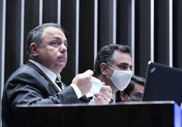 Senadores cobram de Pazuello meta de vacinar toda a população em 2021