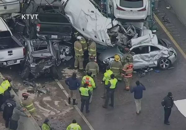 Cinco pessoas morrerem e 36 ficam feridas em engavetamento com 70 carros no Texas