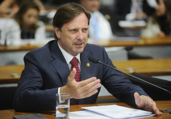 Senador em liberdade condicional é eleito presidente de comissão