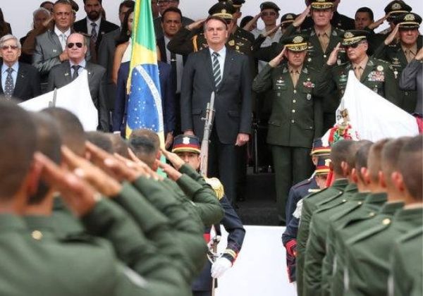 Em protesto contra Bolsonaro, comandantes das Forças Armadas pedem demissão