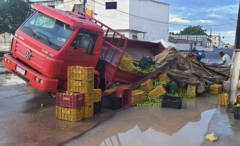 Piso cede e caminhão carregado com laranjas fica preso em cratera, em Feira de Santana