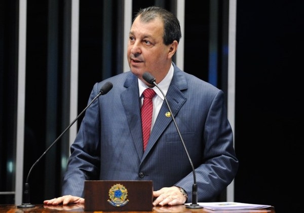 Senador Omar Aziz é eleito presidente da CPI da Covid-19
