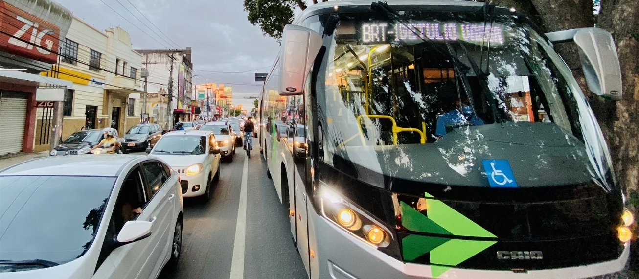 Ônibus urbanos circulam em novo horário, em Feira de Santana