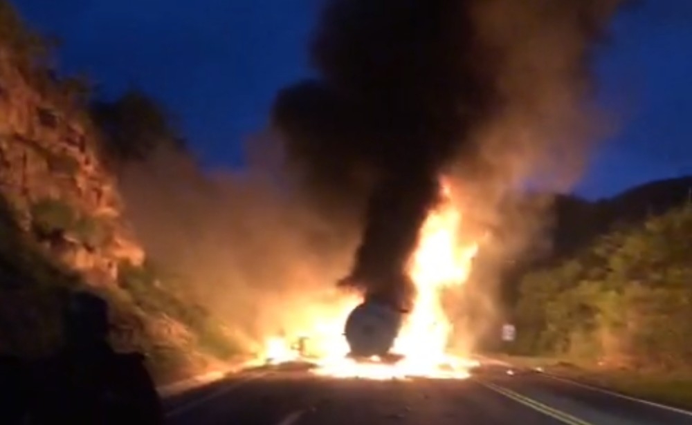 Quatro veículos pegam fogo, após colisão, na BR-116, em Jaguaquara