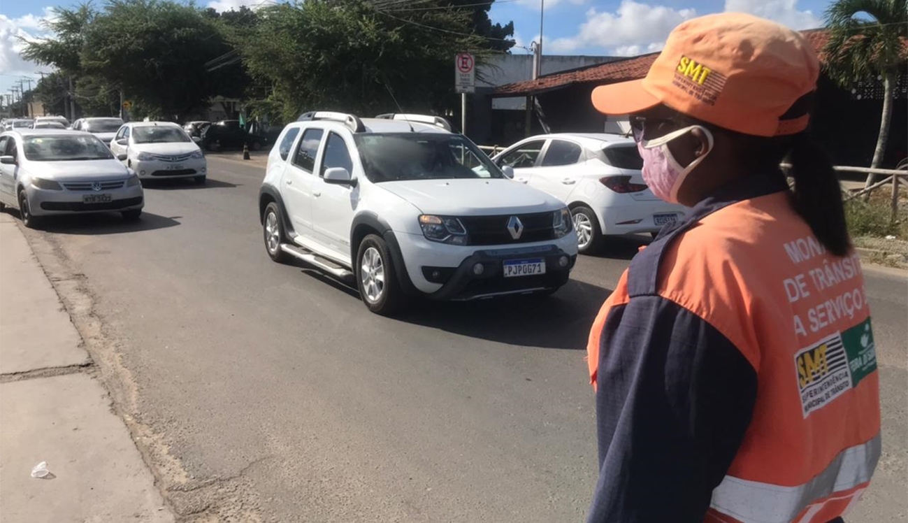 SMT orienta o tráfego de veículos para garantir acesso fácil aos locais de vacinação