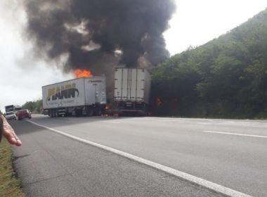 Carretas pegam fogo após colisão frontal na BR-166 neste domingo