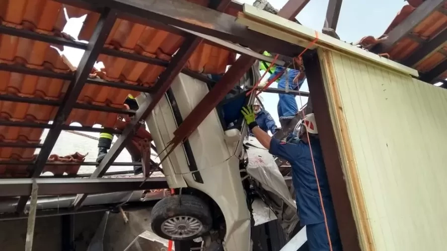 Idoso perde controle do carro e sobe em telhado de galpão, em Blumenau