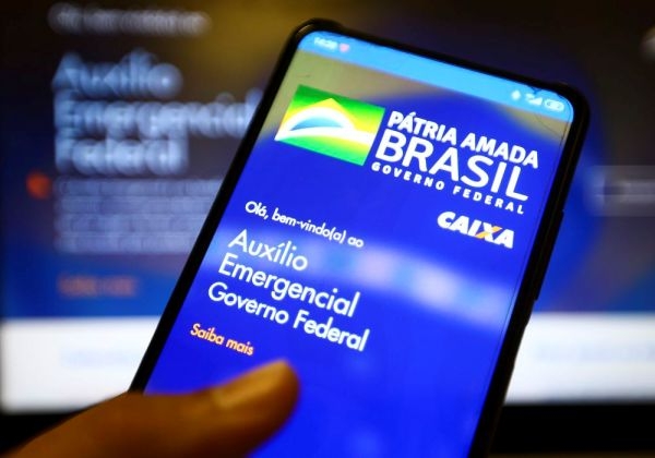 Beneficiários receberão mensagens gratuitas sobre o auxílio emergencial via WhatsApp