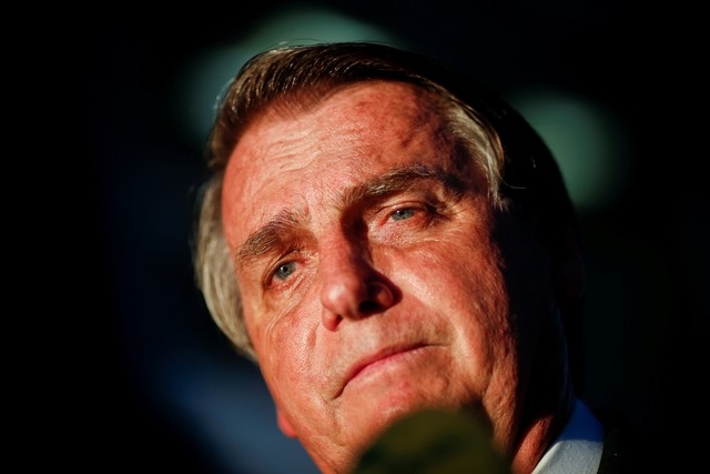 Bolsonaro melhora, mas sem previsão de alta, aponta boletim médico