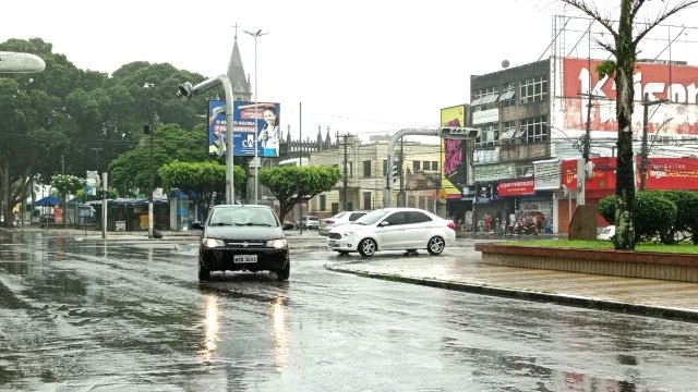 Comércio abre e tem movimento tranquilo, na manhã deste feriado de 2 de Julho