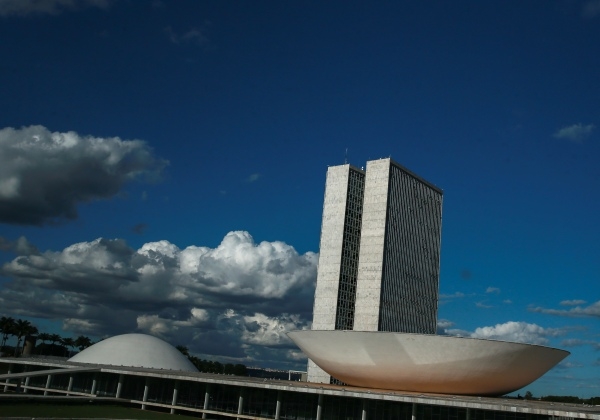 Comissão aprova proibição de corte de água e luz por dívida de morador antigo
