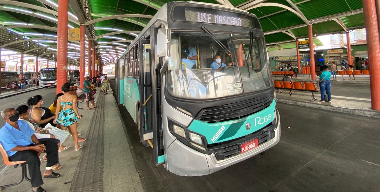 Prefeitura de Feira reforça transporte coletivo para vacinação na Uefs