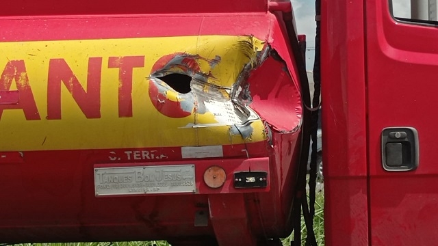 Caçamba atinge caminhão-tanque e gasolina se espalha em trecho do Anel de Contorno, em Feira de Santana