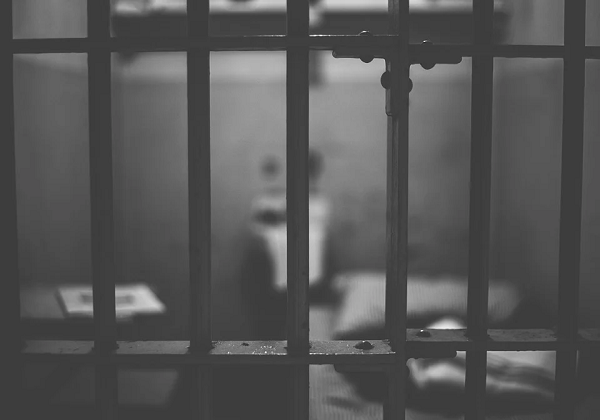 Detento condenado por estupro tem pênis cortado e colocado na boca