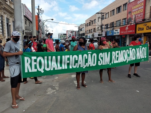 Feirantes da Marechal Deodoro protestam em frente à Prefeitura