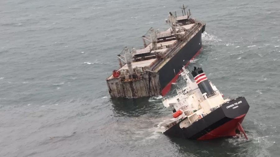 Navio com bandeira do Panamá encalha e se parte em dois, no mar do Japão