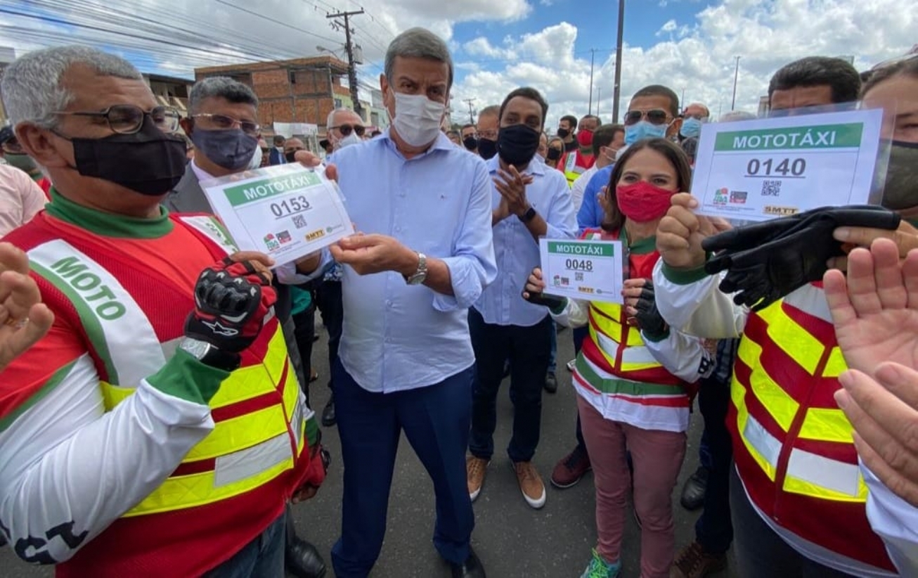 Alvará de licenciamento é entregue aos novos mototaxistas de Feira de Santana   