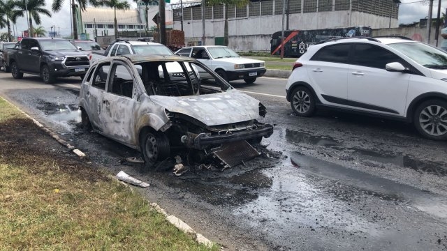 Carro pega fogo na Avenida Presidente Dutra; falha mecânica provocou acidente