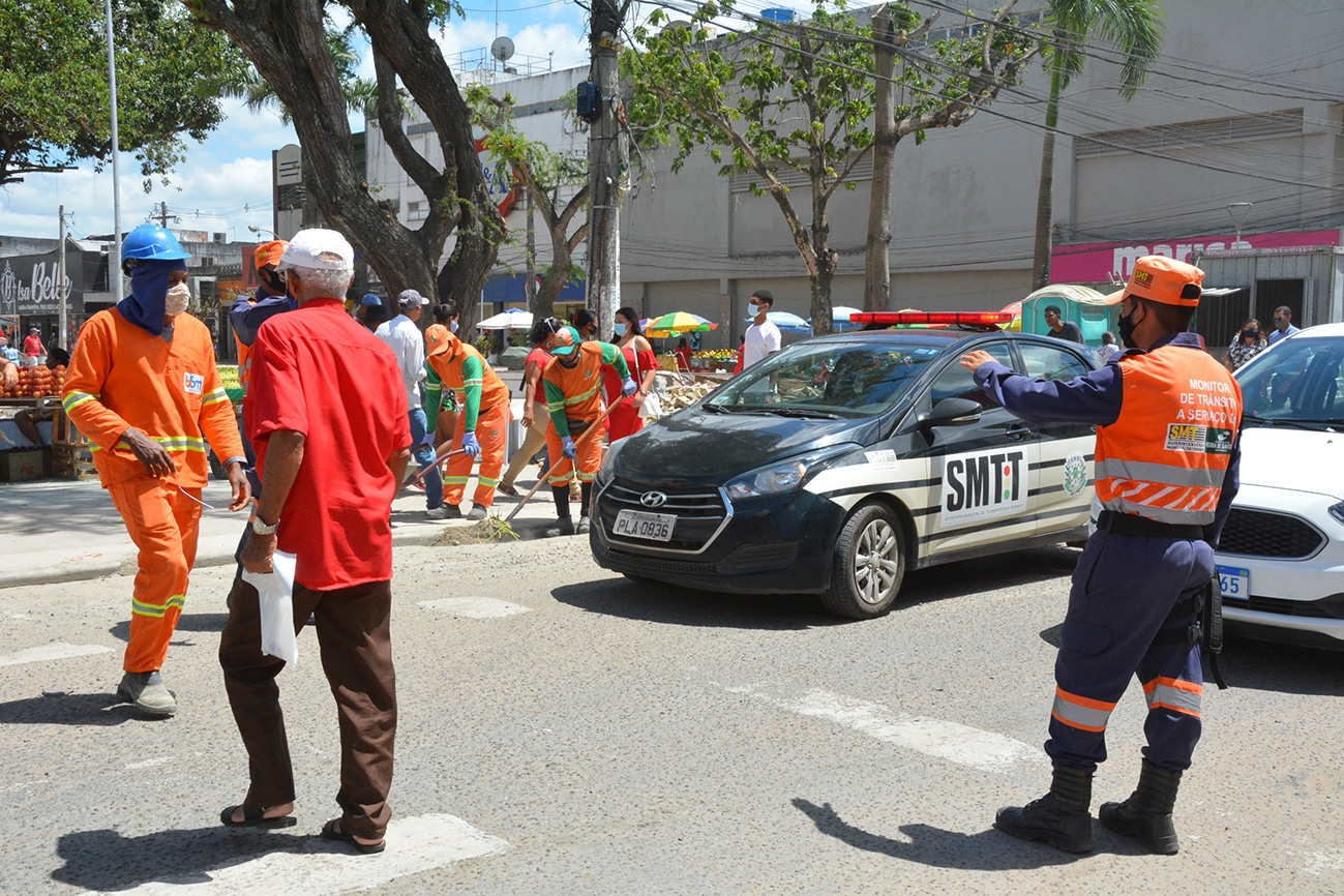 Monitores garantem travessia segura a pedestres, em Feira de Santana