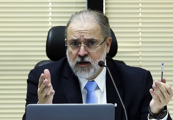 PGR pede suspensão de MP assinada por Bolsonaro que dificulta combate a fake news