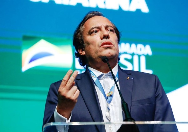 Presidente da Caixa testa positivo para covid-19 após retornar de Nova York