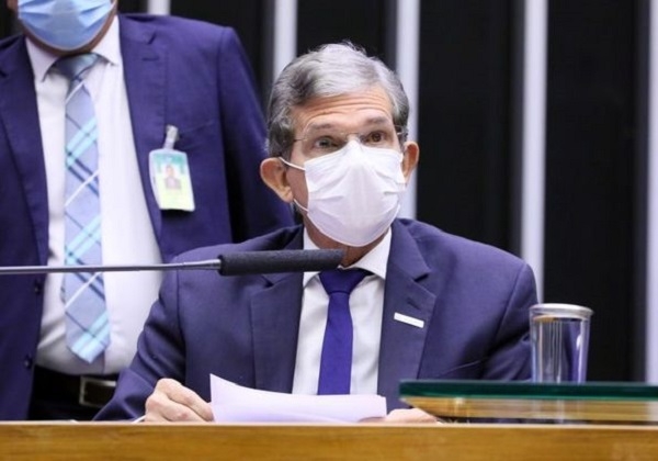 Presidente diz que Petrobras só fica com R$ 2 dos R$ 6 cobrados por litro de gasolina