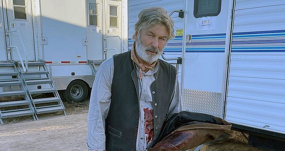 Alec Baldwin mata uma pessoa e deixa outra ferida, após disparar arma cenográfica, em set de filmagens, nos EUA   