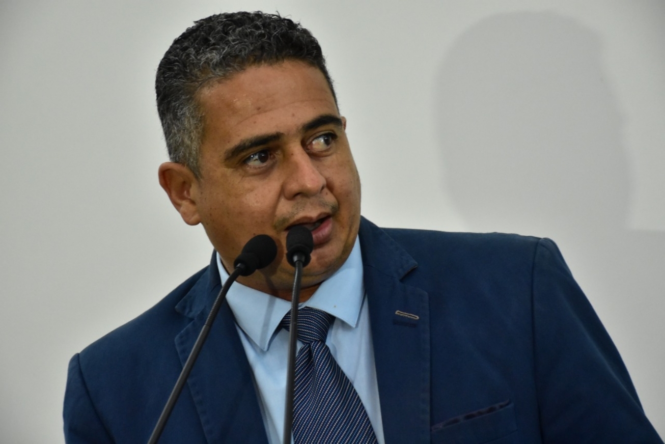 Camelôs devem entrar na Justiça para rever taxas do Shopping Popular, diz vereador