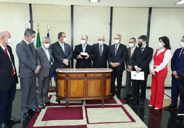 Integrantes da CPI entregam relatório final à PGR e ao STF