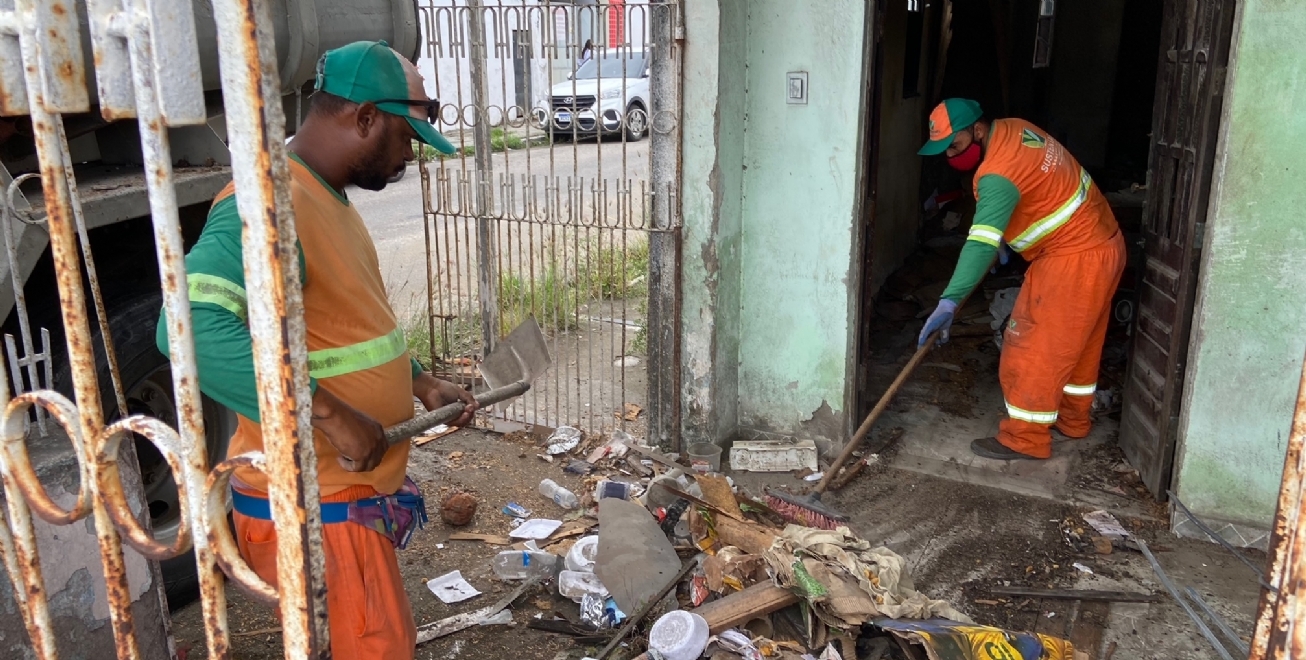 Prefeitura de Feira recolhe três caçambas de lixo em casa alugada no Ponto Central
