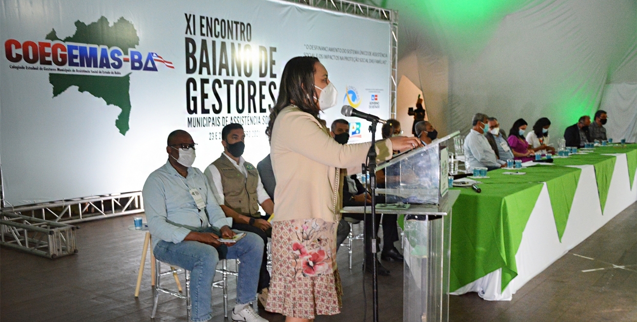 Gestores debatem políticas de assistência social, em Feira de Santana