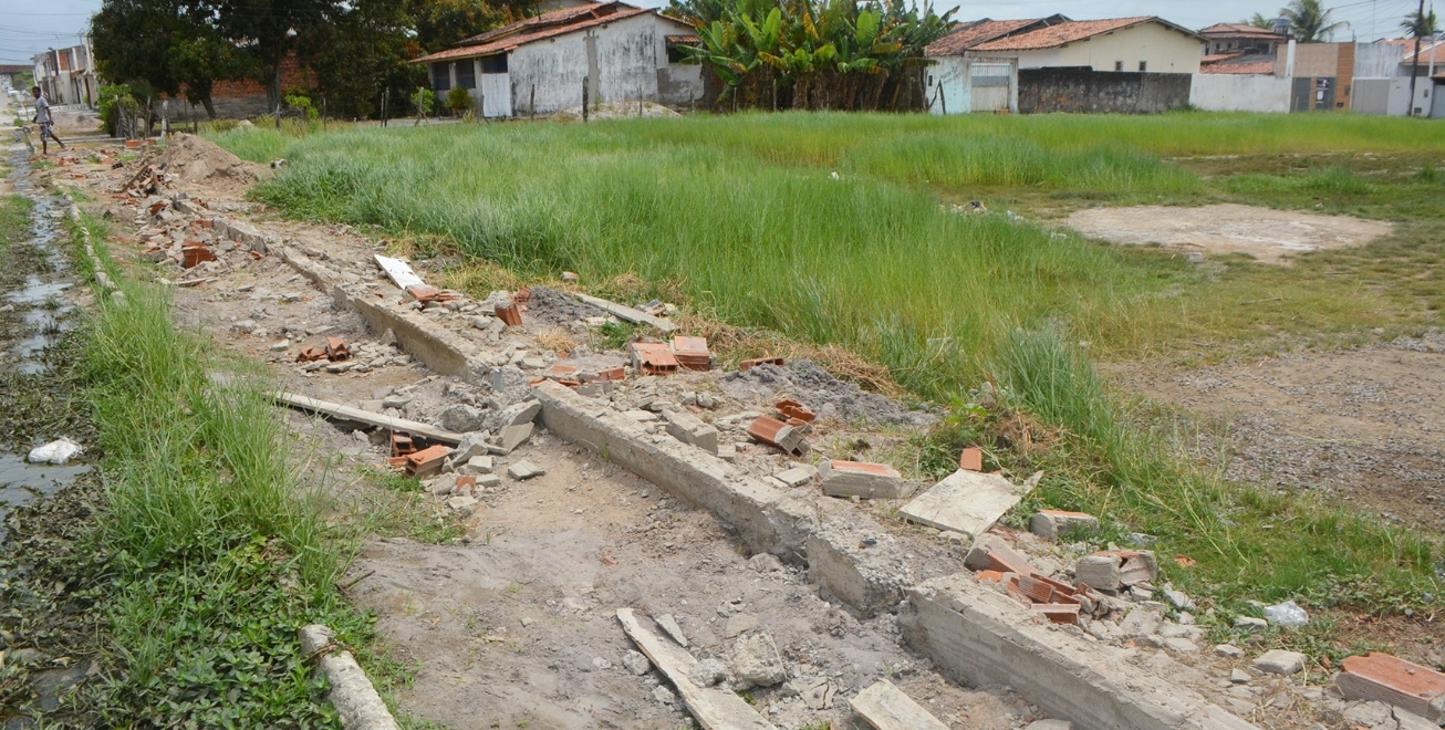 Prefeitura vai licitar nova empresa para construção de campo de futebol na Conceição II