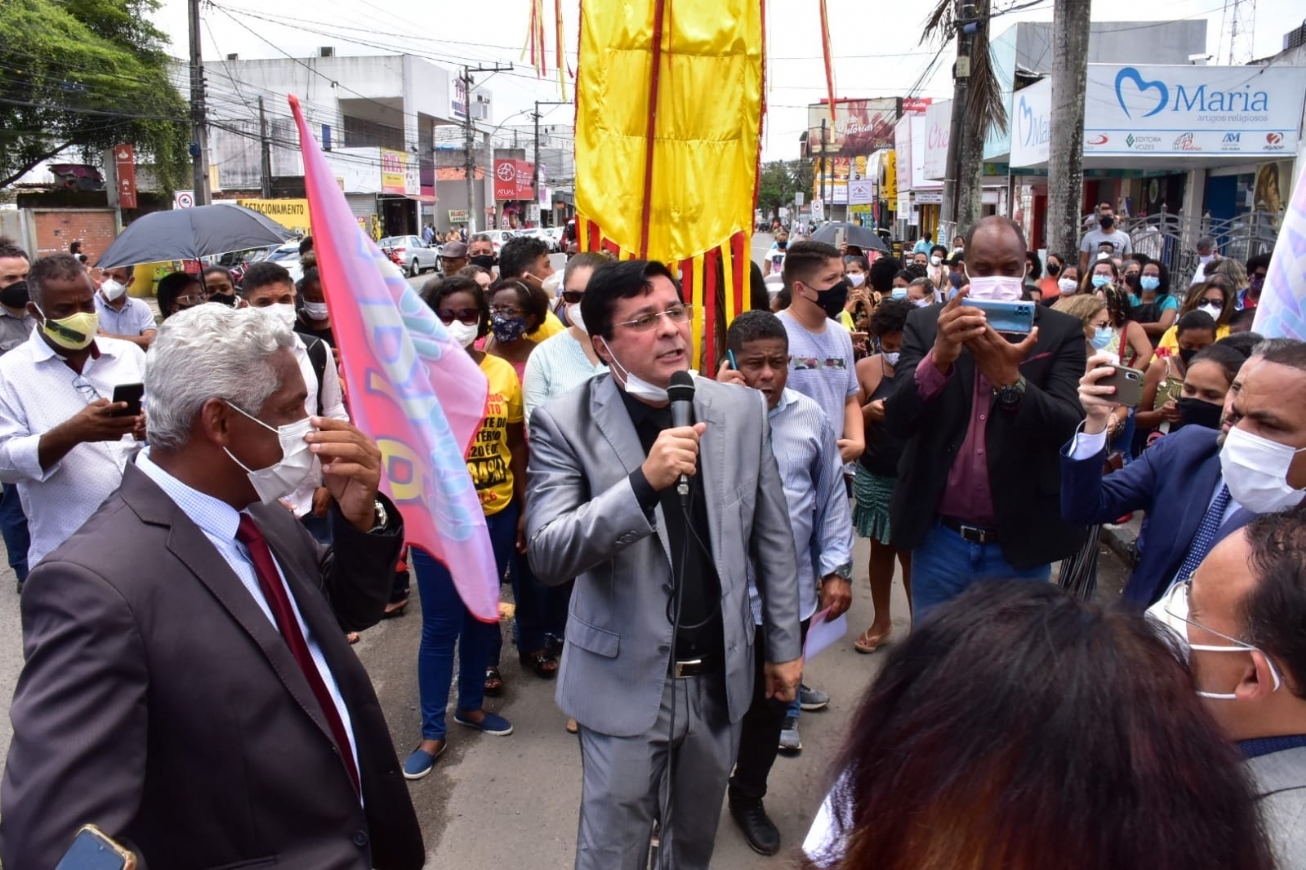 Professores fazem manifestação em frente à Câmara e presidente reforça apoio para categoria