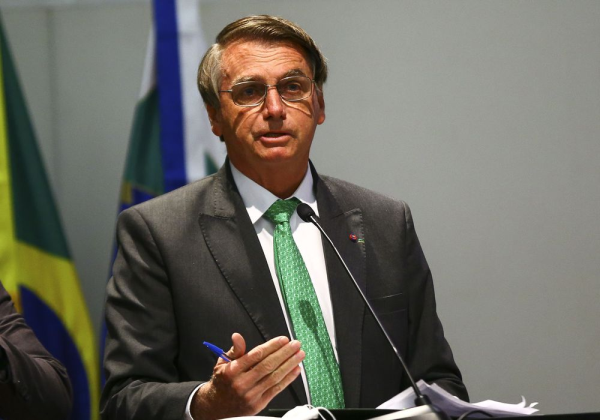 Bolsonaro sanciona com vetos lei que cria Auxílio Brasil