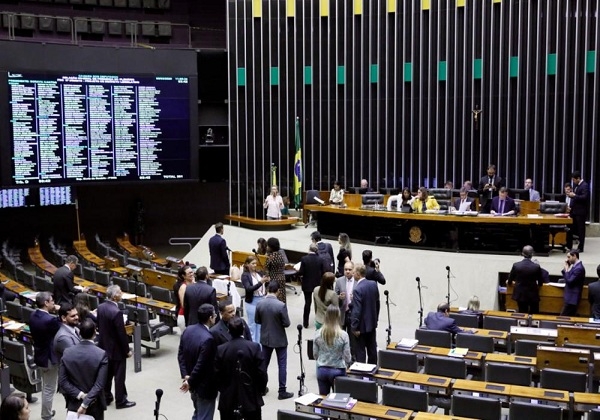 Câmara aprova urgência em proposta que pode diminuir poder do governo sobre PM
