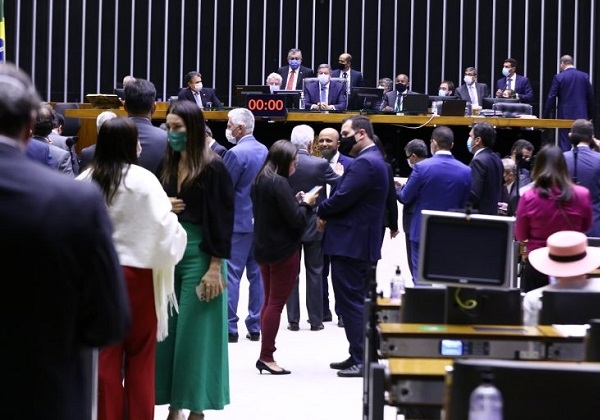 Deputados derrubam veto sobre financiamento de campanhas