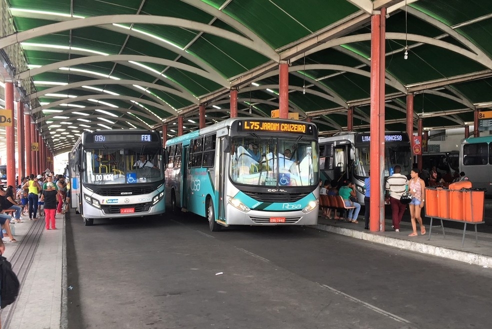 Lei sobre gratuidade no transporte é inconstitucional, explica prefeito Colbert