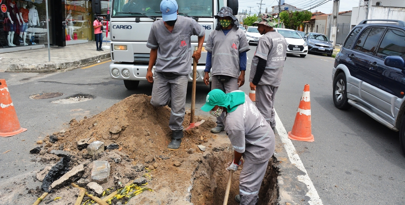 Limpeza e desobstrução de drenagem pluvial estão sendo executadas pela Prefeitura de Feira de Santana
