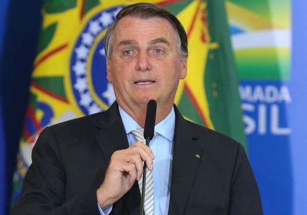 Bolsonaro nega uso pessoal de cartão corporativo e diz que nunca tirou um centavo
