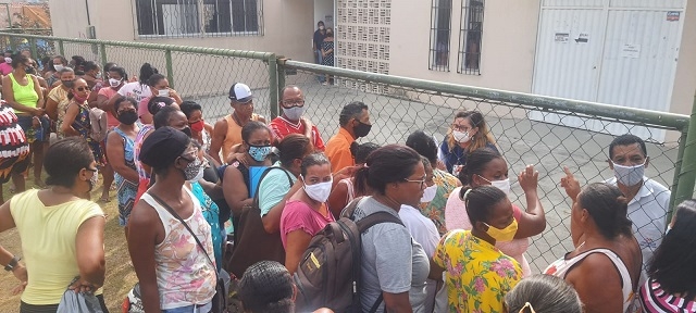 Após suposto anúncio de distribuição de cestas básicas, moradores se aglomeram em frente ao Cras do Conceição II