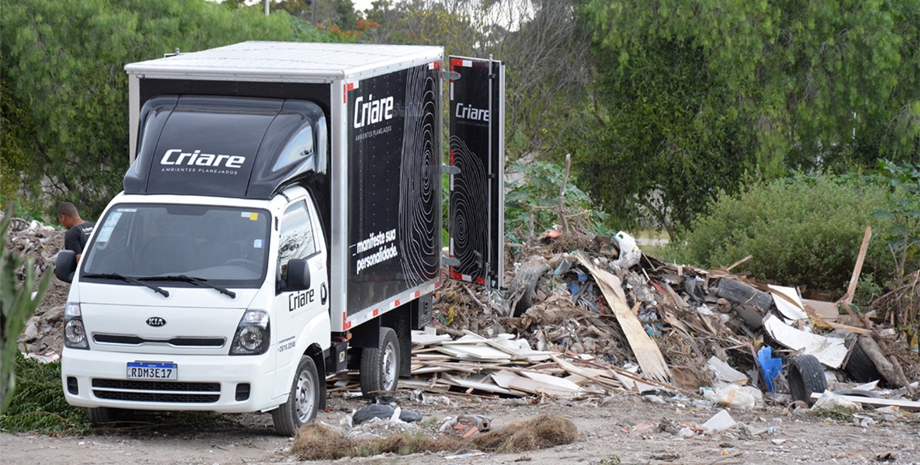 Empresas de Feira de Santana são flagradas descartando resíduos em terrenos públicos