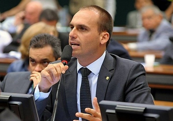 Filho de Bolsonaro lamenta que Ucrânia não tenha armas nucleares