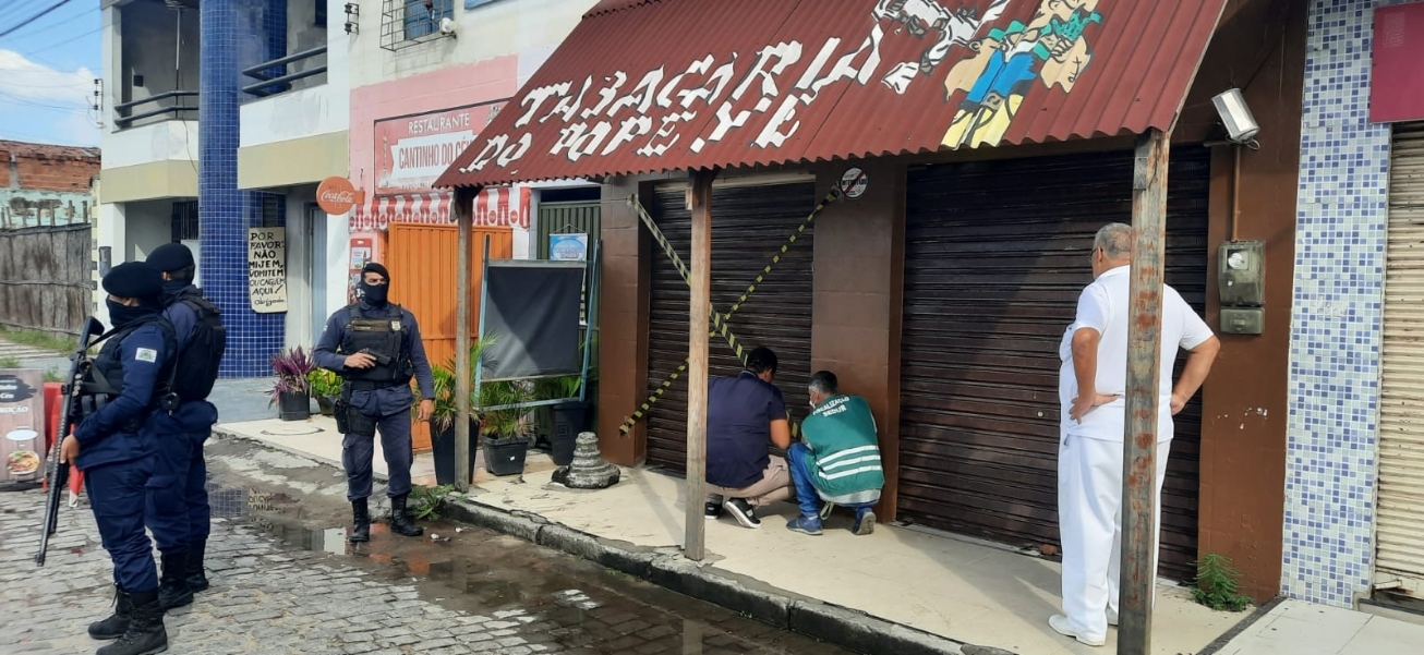 Interditado bar que instalou vaso sanitário na calçada