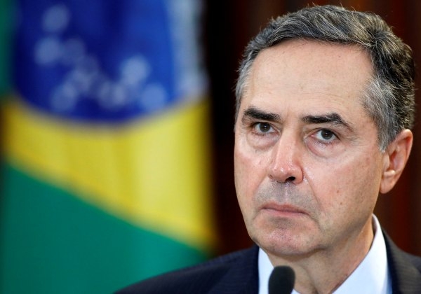 Segundo Barroso, informações vazadas por Bolsonaro auxiliam milícias digitais e hackers