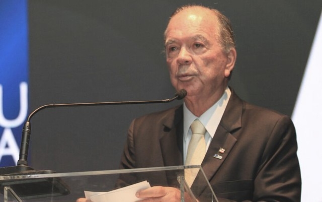 Vice-governador da BA passa mal e deixa evento em maca