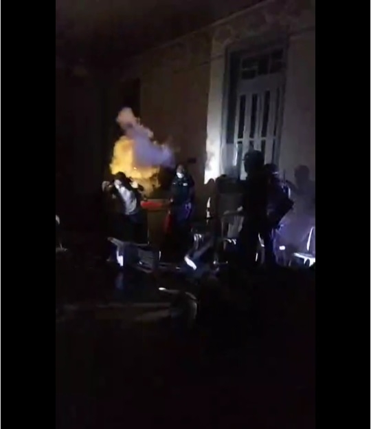 Após invadirem e serem colocados para fora da Prefeitura, professores em greve seguem com manifestação em frente ao Paço Municipal