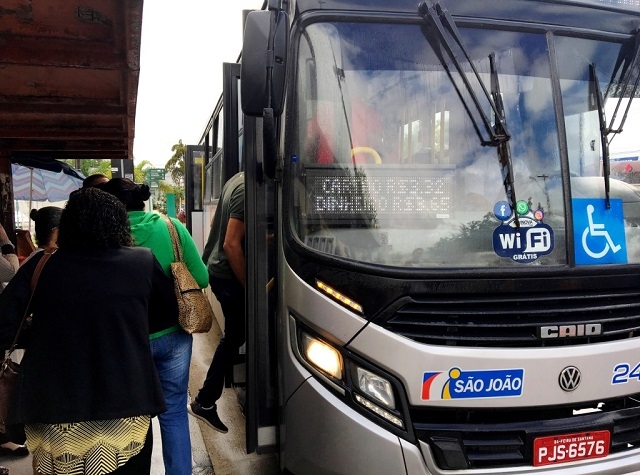 Após queixas da classe estudantil, Colbert diz que irá recompor frota de ônibus e ampliar horários