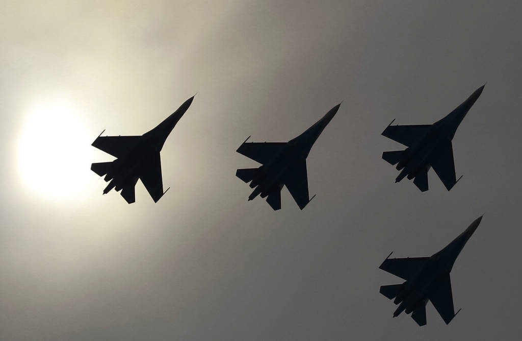 Caças russos violam espaço aéreo da Suécia; EUA advertem contra guerra nuclear