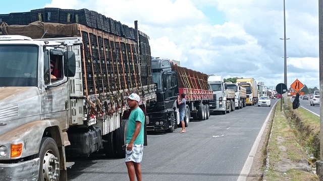 Em protesto contra aumento dos combustíveis, caminhoneiros bloqueiam parte da BR-116 Norte, em FSA
